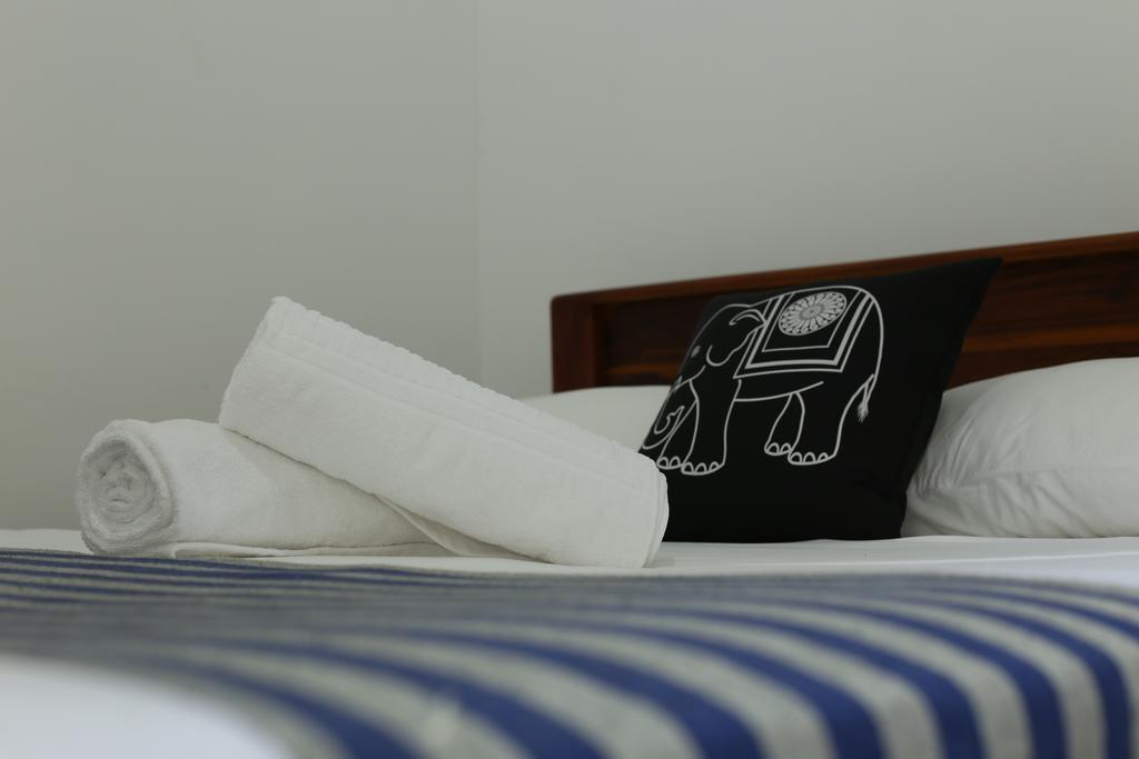 Amsterdam Tourist Rest Bed & Breakfast Anuradhapura Exterior photo