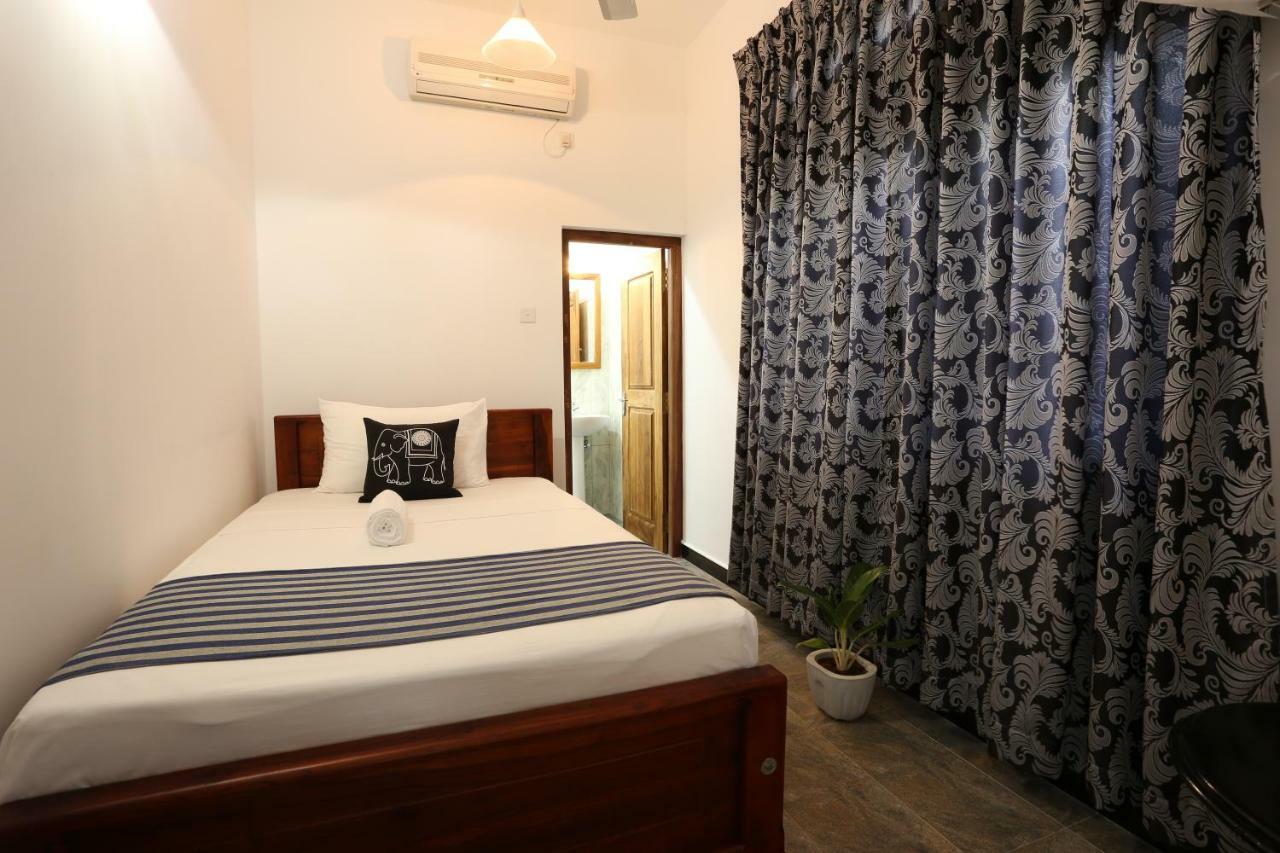 Amsterdam Tourist Rest Bed & Breakfast Anuradhapura Exterior photo